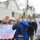 Migrantes cubanos protestaron en los exteriores de la embajada de Cuba en Quito
