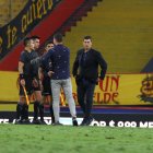 Ismael (d) y Juan Rescalvo (de espaldas), DT y asistente de Emelec, descontentos con el juez Luis Quiroz.
