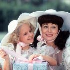 Faye Dunaway (derecha) personificó de manera exagerada a la exestrella de la MGM.