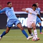 José Quiteros (d) de LDU disputa un balón con Jean Pyerre de Gremio hoy, en un partido de la Copa Sudamericana entre LDU Quito y Gremio en el estadio Rodrigo Paz Delgado en Quito (Ecuador).