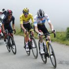 Richard Carapaz (i), Tadej Pogacar y Jonas Vingegaard protagonizaron la lucha por la victoria en la etapa 17.