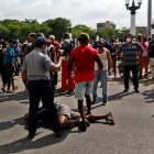 Un hombre permanece en suelo antes de ser arrestado durante las protestas antigubernamentales, el 11 de julio de 2020, en La Habana (Cuba).