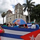 Personas se reúnen parta acompañar al presidente Miguel Díaz-Canel tras la protesta contra el Gobierno de Cuba hoy, frente a la iglesia del pueblo San Antonio de los Baños (Cuba). El presidente de Cuba Miguel Díaz-Canel instó a sus partidarios a salir a las calles listos para el "combate", como respuesta a las protestas pacíficas espontáneas surgidas este domingo contra su Gobierno en diferentes puntos del país.