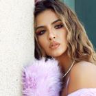 Para su último tema, ‘Regresa a mí’, se inclinó por prendas en tonos pasteles que reflejen una imagen romántica con la que, dice, se identifica.