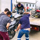 Control. La grúa se lleva motos que no estaban matriculadas.