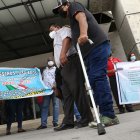 Drama. Los maestros jubilados Alberto Rodríguez y Carlos Anchaluiza participaron, ayer, de un plantón para exigir el pago del incentivo jubilar.