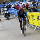 Richard Carapaz (i) durante la lucha por el primer lugar de la etapa 17 del Tour de Francia.