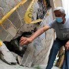 Peligro. Algunas grietas en las estructuras son tan grandes como para que una persona meta la mano.