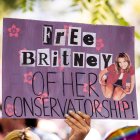 Un manifestante sostiene un cartel que dice "Libera a Britney de su tutela" durante una protesta #FREEBRITNEY frente a la corte donde está programada una audiencia en el caso de tutela de Britney Spears en Los Ángeles, California.