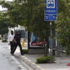 Hecho. Ante la falta de espacio, hay quienes prefieren caminar en la calle. Para una persona en silla de ruedas, toparse con esa valla, según relata a EXPRESO, implicaría llegar al letrero y no tener otra opción que pasar por detrás del paradero o bajar a la calzada, lo que sería un riesgo.