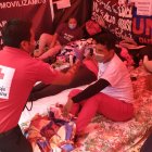 Pedro Delgado, maestro fiscal en huelga de hambre, recibe atención por parte de miembros de la Cruz Roja.