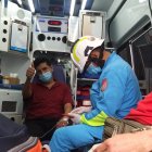 El profesor Pedro Delgado es traslado en una ambulancia del Cuerpo de Bomberos de Guayaquil hacia un hospital.