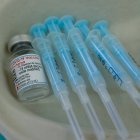 Detalle del vial de una vacuna contra la covid.