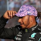 El piloto británico de Fórmula Uno Lewis Hamilton de Mercedes-AMG Petronas reacciona después de que tomó la pole position durante la sesión de calificación del Gran Premio de Fórmula Uno de Gran Bretaña en el circuito de Silverstone.