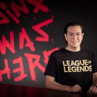 Fotografía cedida hoy por Riot Games donde se observa a su gerente general en Latinoamérica, Rafael Ojeda, mientras posa en Ciudad de México.