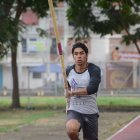 El saltador de pértiga entrena en Portoviejo con miras a las competencias del ciclo de la temporada.