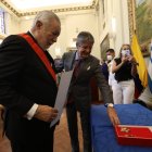 Francisco Huerta recibe de las manos del presidente Guillermo Lasso la condecoración.