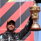 Hamilton resurge: con polémica y en casa