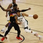 Antetokounmpo (c) fue el de mejor rendimiento con 32 puntos.