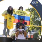 Richard Carapaz (d) disfrutó del podio del Tour de Francia en compañía de su familia.