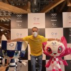 Tenis de mesa. Miño a la entrada de la residencia.