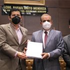 el  rector de la Universidad de Guayaquil, Francisco Morán Peña; junto al Gobernador del Guayas, Vicente Taiano Álvarez y Jorge Steven en representación  del del Ministerio de Gobierno.