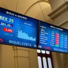 La bolsa española registró este lunes la segunda mayor caída del año, el 2,4 %,en parte por el descenso del precio del petróleo.