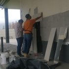 Personal tapa el hueco que quedó tras que delincuentes sacaron un cajero automático en la vía a la costa.