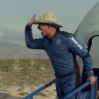 Dentro de la nave fabricada por Blue Origin, la compañía aeroespacial creada por Bezos en el año 2000, el fundador y hasta hace poco consejero delegado de Amazon viajó acompañado de su hermano, Mark; la piloto de 82 años Wally Funk; y Oliver Daemen un estudiante neerlandés de 18 años e hijo de un multimillonario.