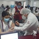 Estudiantes de  II y III de Bachillerato del colegio La Moderna, de Guayaquil, reciben la vacuna contra la covid-19 desde la semana pasada.