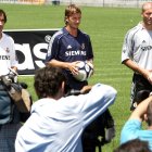 Los jugadores del Real Madrid: Raúl, David Beckham y Zinedine Zidane (i a d), posan durante la presentación de la nueva indumentaria del equipo merengue en el estadio Santiago Bernabéu.