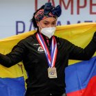 Fotografía de archivo de la ecuatoriana Neisi Dajomes posando con la medalla de oro de 76kg del Campeonato Panamericano de Mayores de Levantamiento de Pesas, el 22 de abril de 2020 en Santo Domingo (República Dominicana).