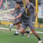 Fernando León, defensa de Barcelona, será titular ante Vélez de Argentina.