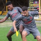 Emmanuel Martínez (d), volante de Barcelona, será titular frente a Vélez Sarsfield en el estadio Monumental.