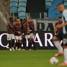Jugadores de LDU Quito celebran un gol hoy, durante un partido por los octavos de final de la Copa Sudamericana en el estadio Arena Do Gremio, en Portoalegre (Brasil).