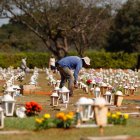 Un funcionario camina en el cementerio Campo da Esperança, en Brasilia. Brasil es uno de los países más azotados por la pandemia del coronavirus.