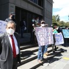 Acción. A la Fiscalía llegó casi un medio centenar de familiares y amigos de Paúl Granda para hacer un plantón.