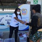 La comunidad educativa del Liceo Panamericano recibe las donaciones que serán entregadas a niños de escasos recursos.
