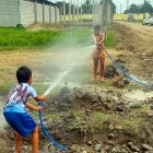 Hecho. Por primera vez los niños jugaron con agua, como en carnaval.