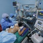 En la imagen un registro de trabajadores sanitarios al atender a un paciente con covid-19 en una de las Unidades de Cuidados Intensivos del Hospital Alberto Sabogal, en el Callao (Perú).