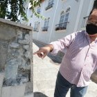 Efectos. El pesado vehículo ingresó a la emblemática calle y dejó daños. El afectado espera más controles.