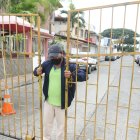 Personas, sin ningún implemento de defensa, son las encargadas de cuidar las puertas de fierro que cierran las cuadras de la ciudadela Los Almendros.
