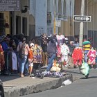 Entorno. En los alrededores de la bahía, este fue el escenario ayer. Comerciantes informales ofrecían sus productos sobre las aceras y la vía.