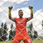 Hernán no celebra los goles de la selección argentina, pero sí el triunfo de sus amigos.