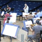 El maestro Leon Spierer, junto con los músicos de la Sinfónica de Guayaquil.