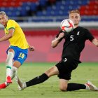 Richarlison, autor de tres goles para Brasil, ejecuta un disparo ante la marca de un alemán.