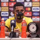 Jonathan Perlaza, ofensivo de Barcelona, da declaraciones tras el partido ante Vélez Sarsfield.