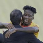 El abrazo de Fabián Bustos y Adonis Preciado, la felicidad en amarillo.