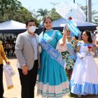 María José Hidalgo Barriga, quien recibió la cinta por parte del  rector, Francisco Morán Peña.