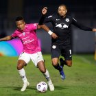 Edimar (derecha) de Bragantino disputa el balón con Jhon Sanchez de Independiente del Valle.